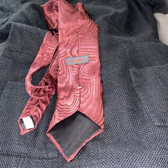 🔥 Andre Valetino 💯 % silk Necktie Red78054 RN # 45590 serial # 6562713399